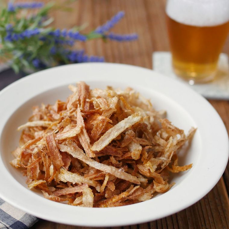 白い皿に盛ったごぼうチップスとビール