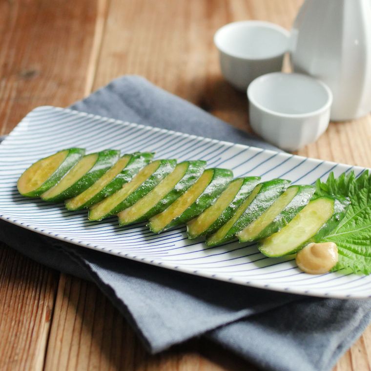 青いライン入りの白い長角皿に盛り付けた、きゅうりの辛子しょうゆ漬け