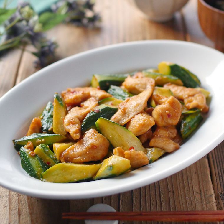 白いオーバル皿に盛り付けた、きゅうりとささみの中華風炒め