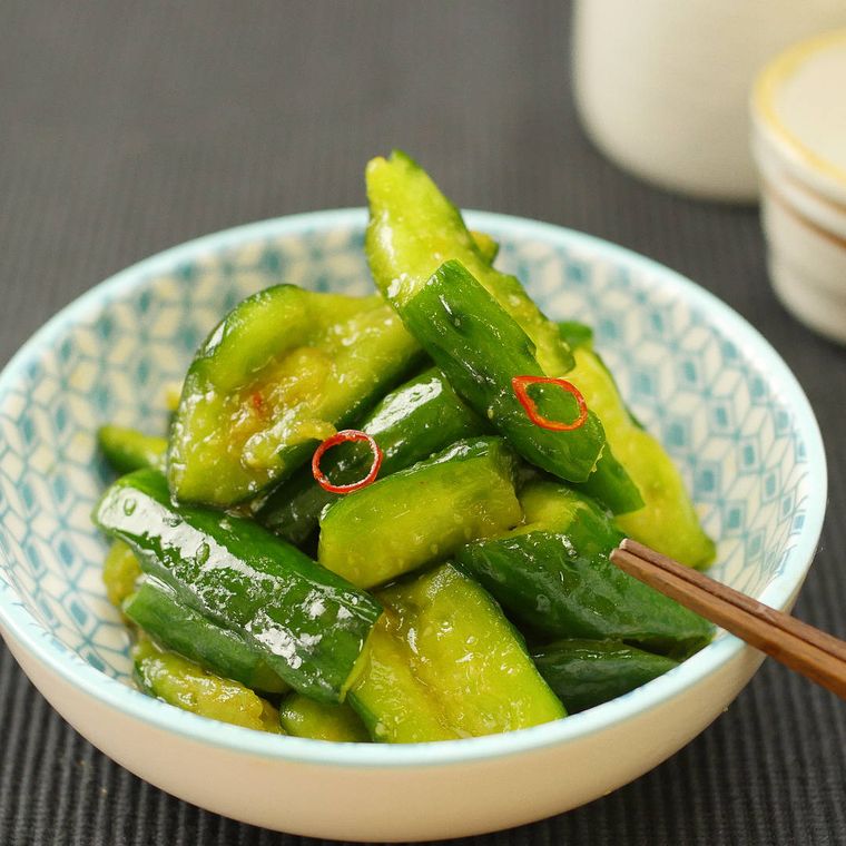 水色の模様入りの白い小鉢に盛り付けた、きゅうりの中華風漬け
