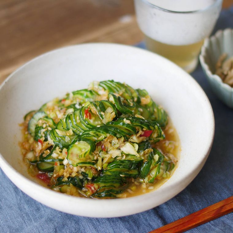 白い中鉢に盛り付けた、きゅうりのピリ辛ねぎダレ漬け