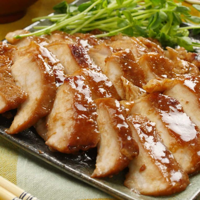 黒い角皿に盛り付けたオイスターチャーシュー