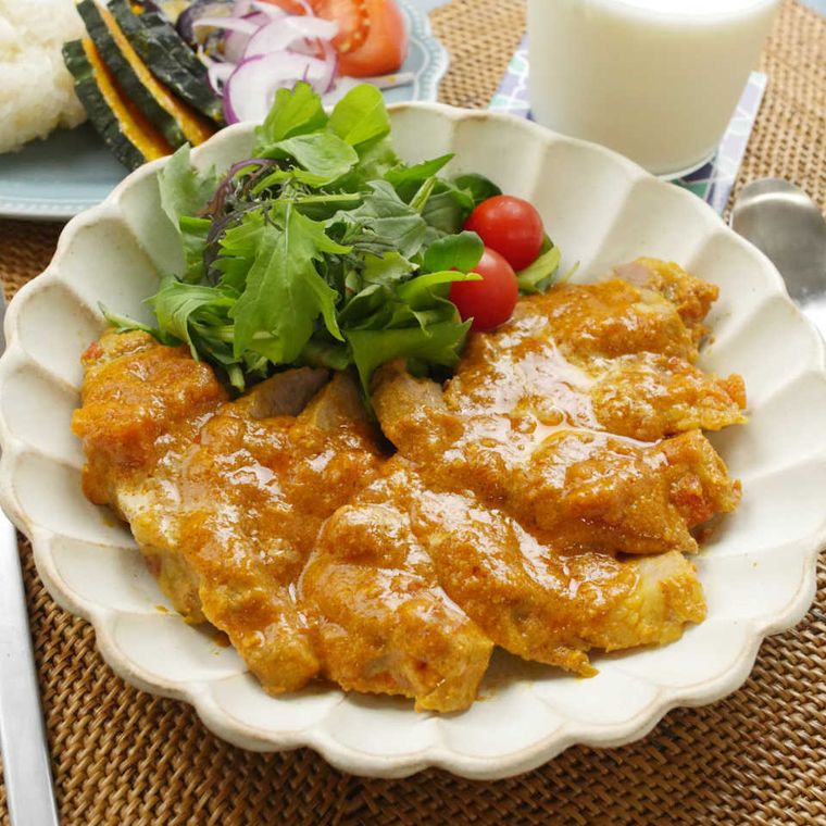 白いフリル皿に盛り付けた、バターカレーのチャーシュー