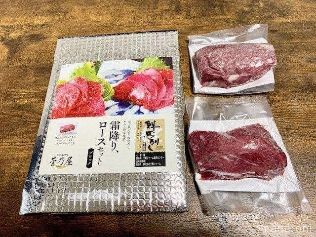 茶色のテーブルに並べられた鮮馬刺し 霜降り・ロースセット