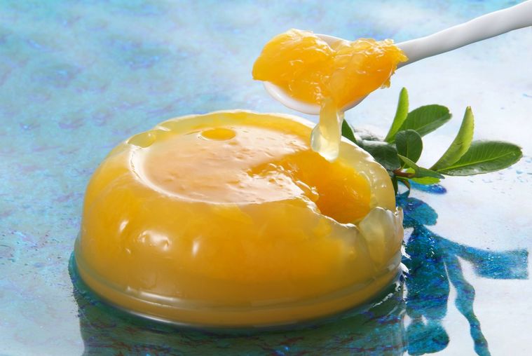お皿に置かれたデコポンゼリーをスプーンですくっている様子