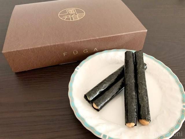 茶色のテーブルに並べられた風雅巻き詰合せ