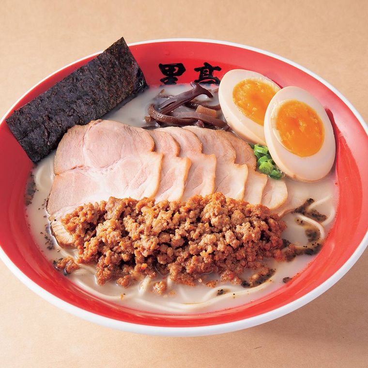 チャーシューや肉みそと味玉と海苔がのった黒亭のラーメン