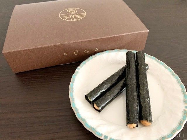 茶色のテーブルに並べられた風雅巻き詰合せ