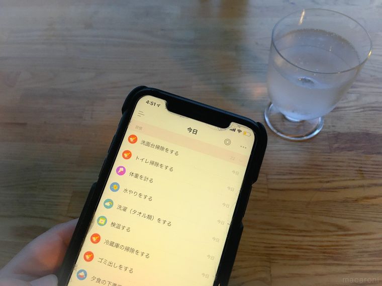 炭酸水を飲みながらタスクチェックをしている様子