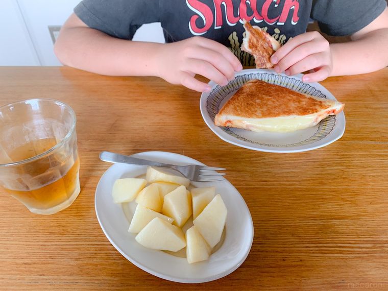 ホットサンドと桃を食べている様子