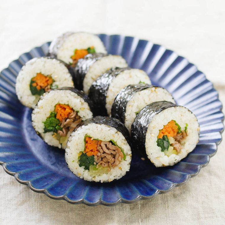 皿に盛り付けられたごま油が香ばしいキンパ