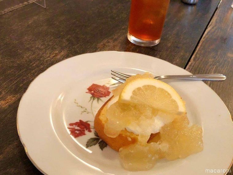 白いお皿に盛られたレモンケーキとアイスティーのグラス