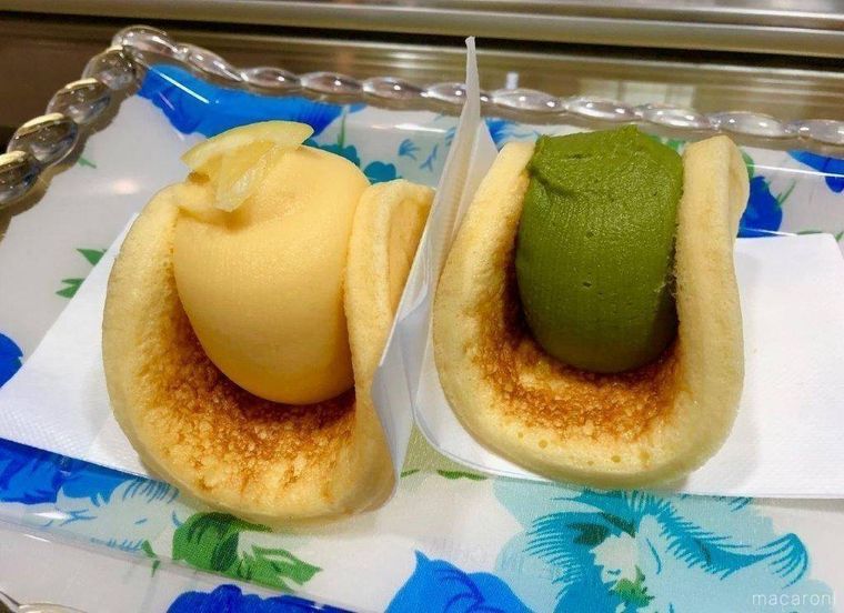 ブルーの花柄のトレーに置かれたワッフルレモンカスタードとグリーンフレッシュ