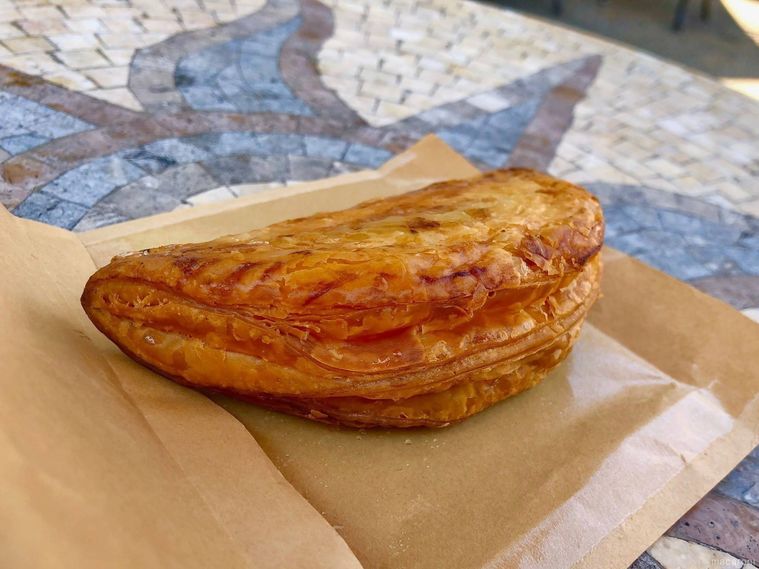 テーブルに置かれたこんがり焼き色が付いたアップルパイ