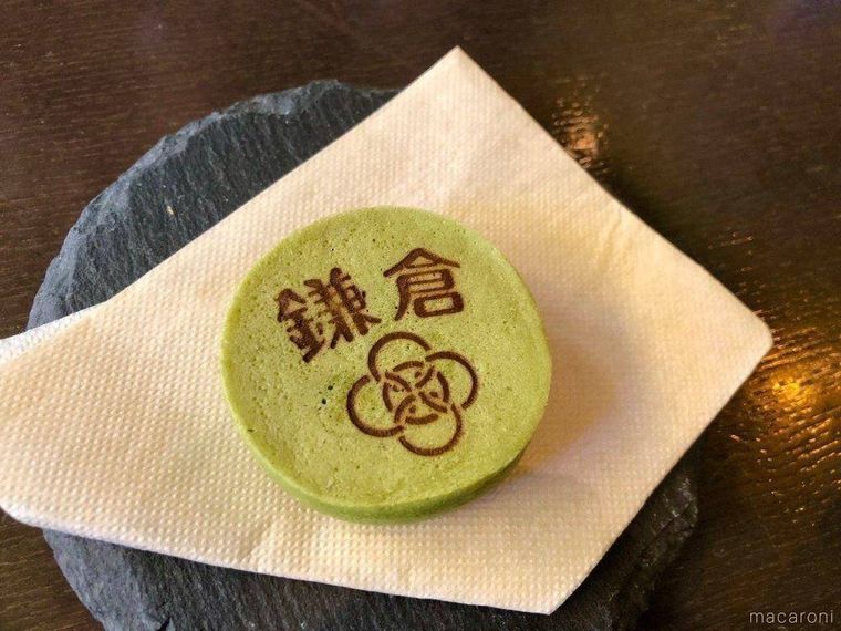 黒いお皿に置かれた抹茶色の鎌倉焼
