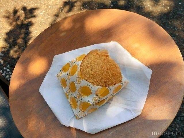 茶色の丸テーブルに置かれたしいたけフライ鶏明太子