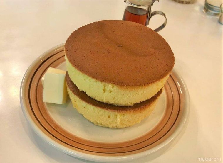 お皿に盛られた2層のホットケーキとバター、シロップ添え