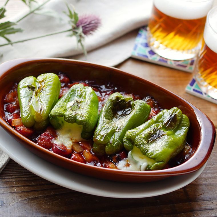 グラタン皿に焼きピーマンが入っている