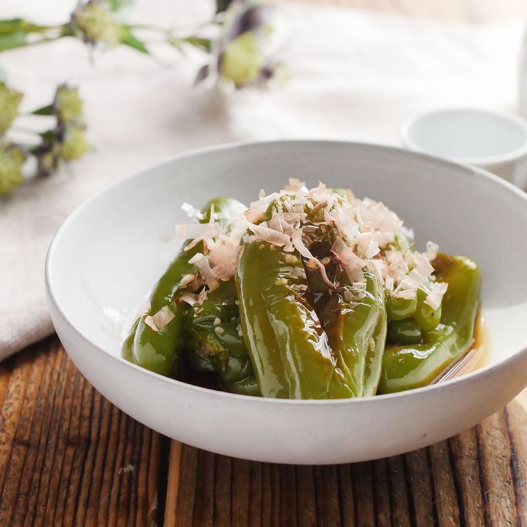 器にピーマンの焼きびたしが入っている