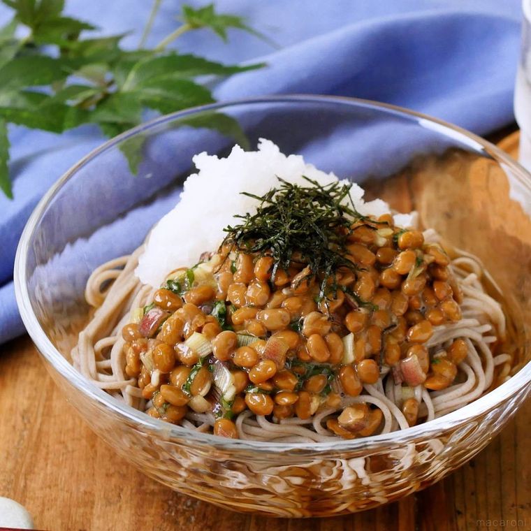 ガラスの器に盛られた冷やし納豆おろしそば