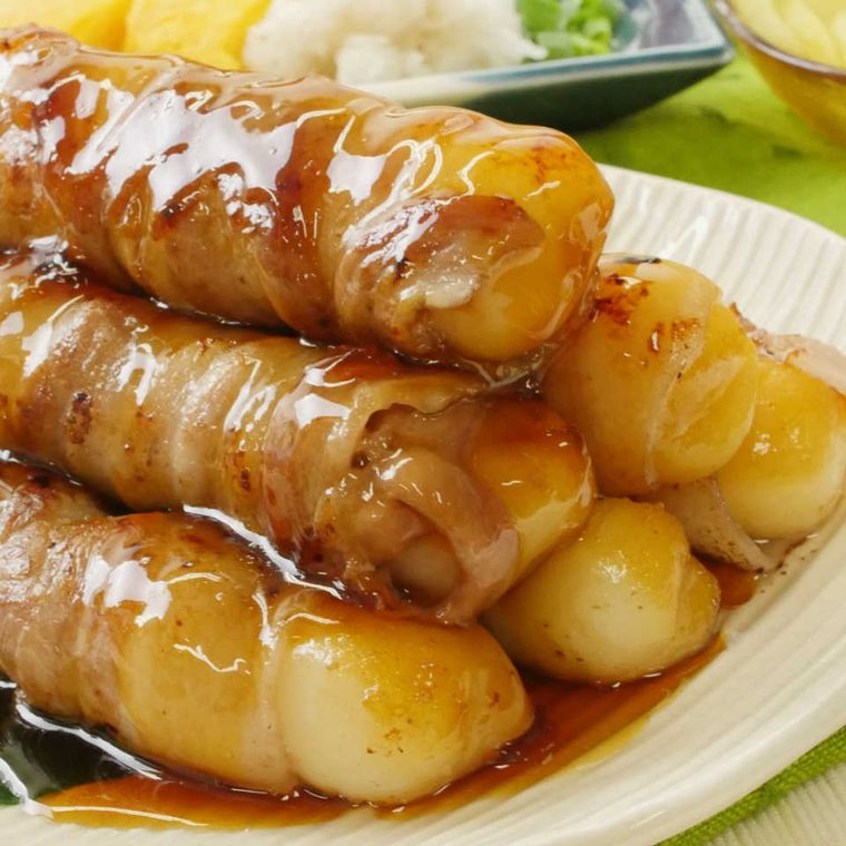 器に盛られたみたらし団子の豚バラ肉巻き
