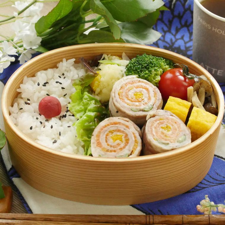 にんじんフラワーの豚バラ肉巻きや卵焼きなどが入ったお弁当