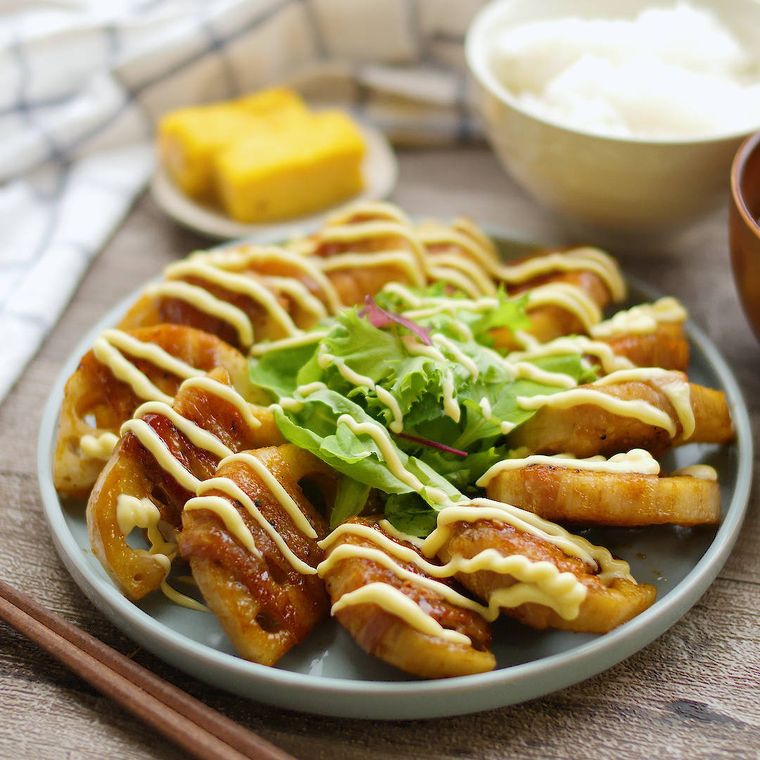 器に盛られたれんこんの豚バラ肉巻き