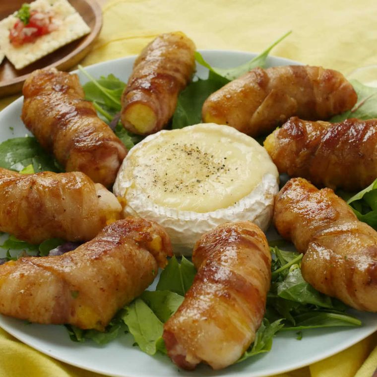 器に盛られた肉巻きポテトのチーズフォンデュ