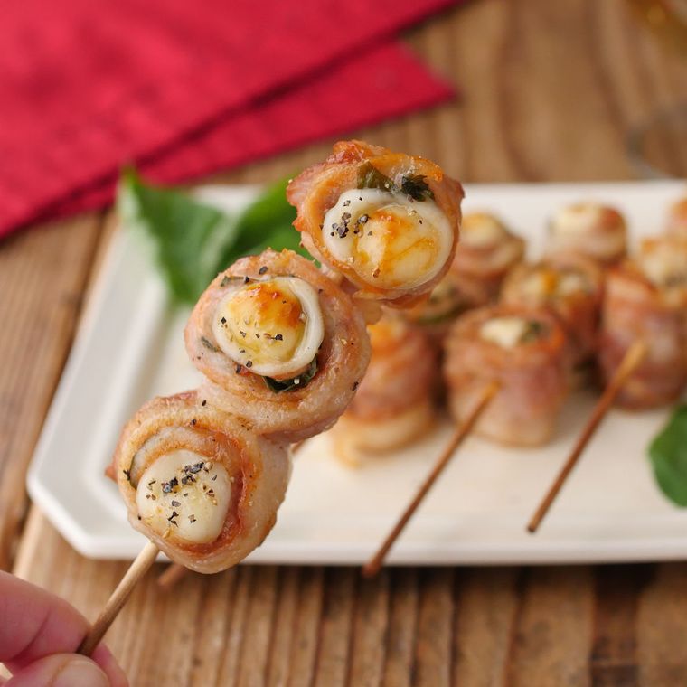 手に持った豚バラ肉巻きカプレーゼ