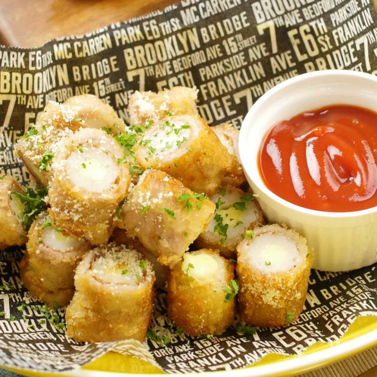 器に盛られたちくわの豚バラ肉巻きフライ