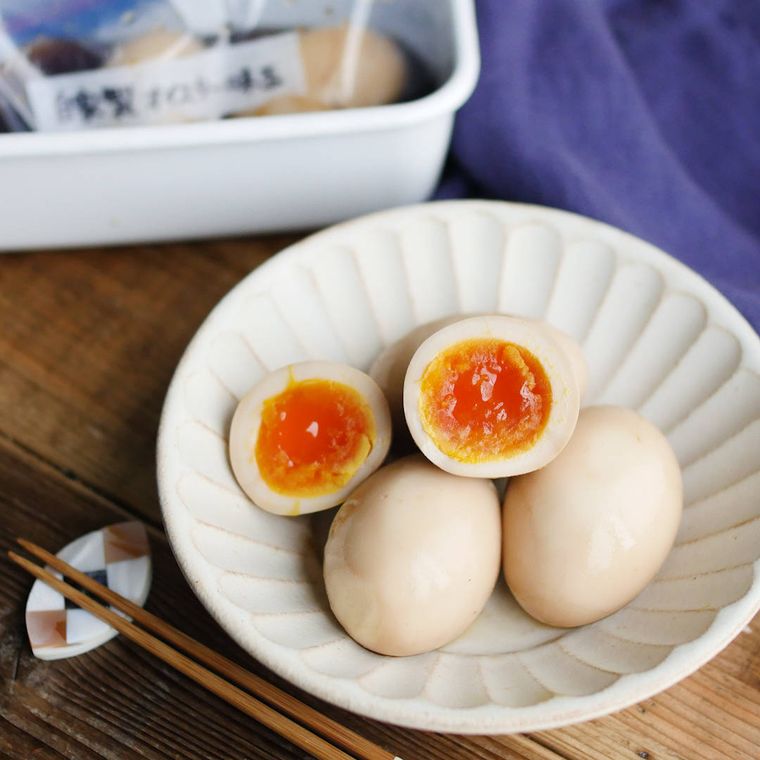 白い皿に盛り付けた味玉