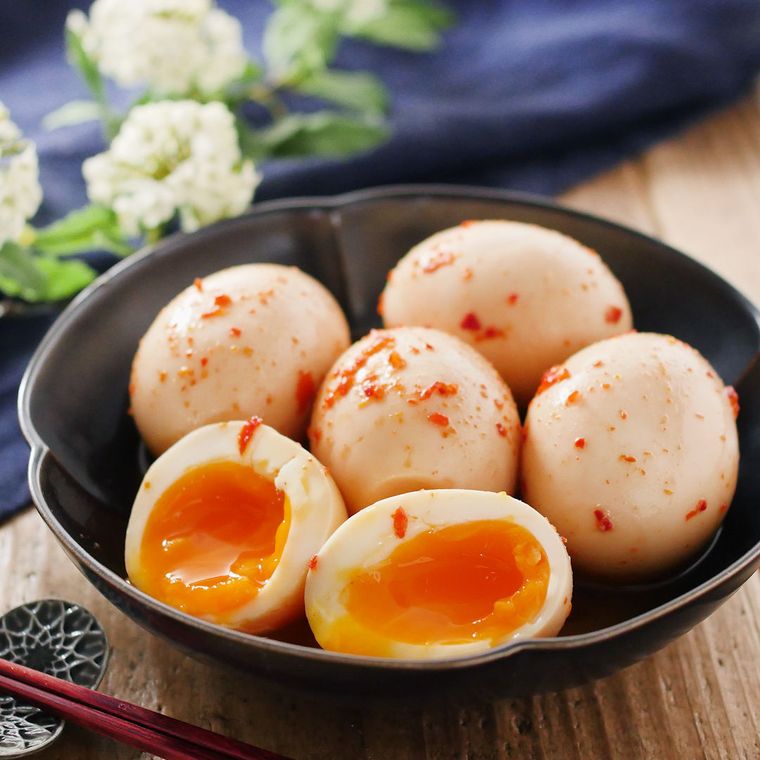 黒い器に盛り付けたピリ辛味玉