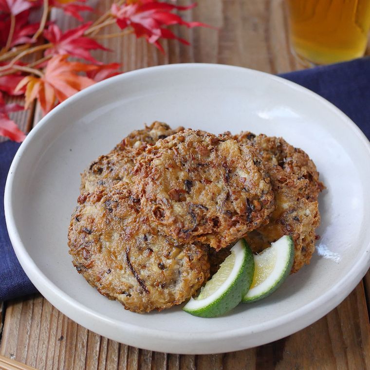 白い丸皿に盛り付けたきのこのがんもに、すだちが添えられている様子