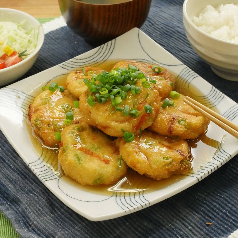 白い角皿に盛り付けた、枝豆とにんじんのがんも