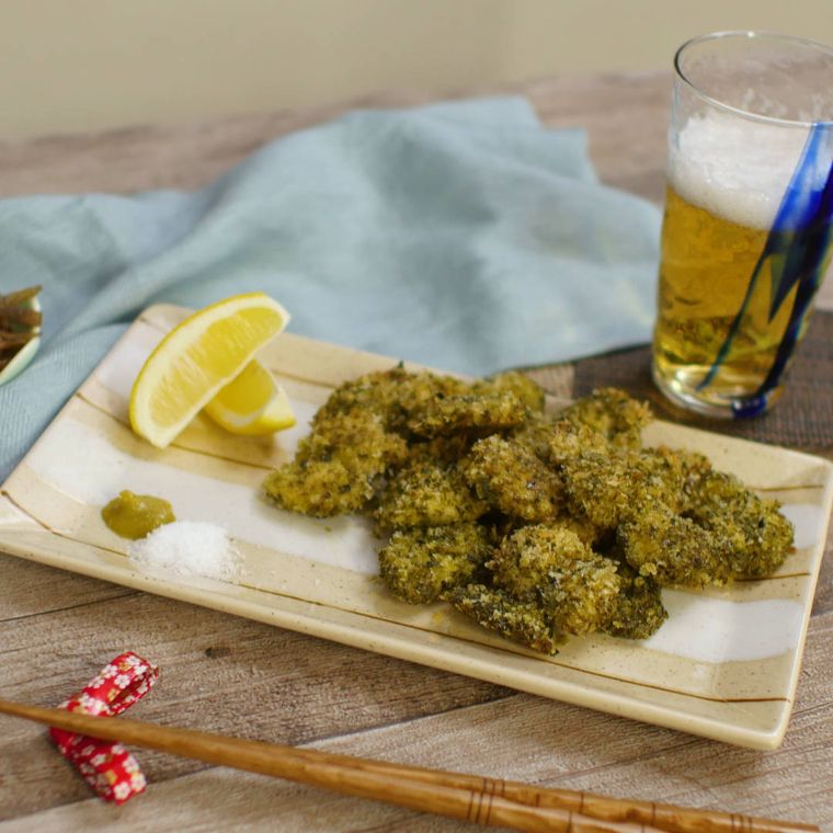 ベージュの角皿に盛り付けられた青のりささみカツ