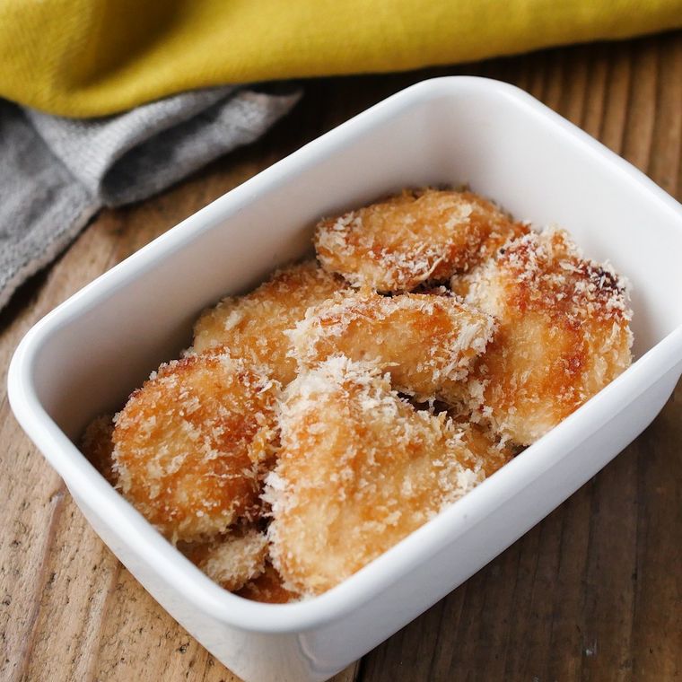 白い保存容器に入った鶏むね肉の味噌カツ