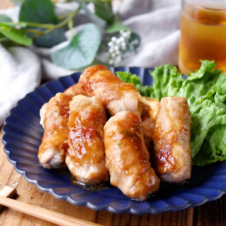 皿に盛られた照り照り大葉チーズ肉巻き