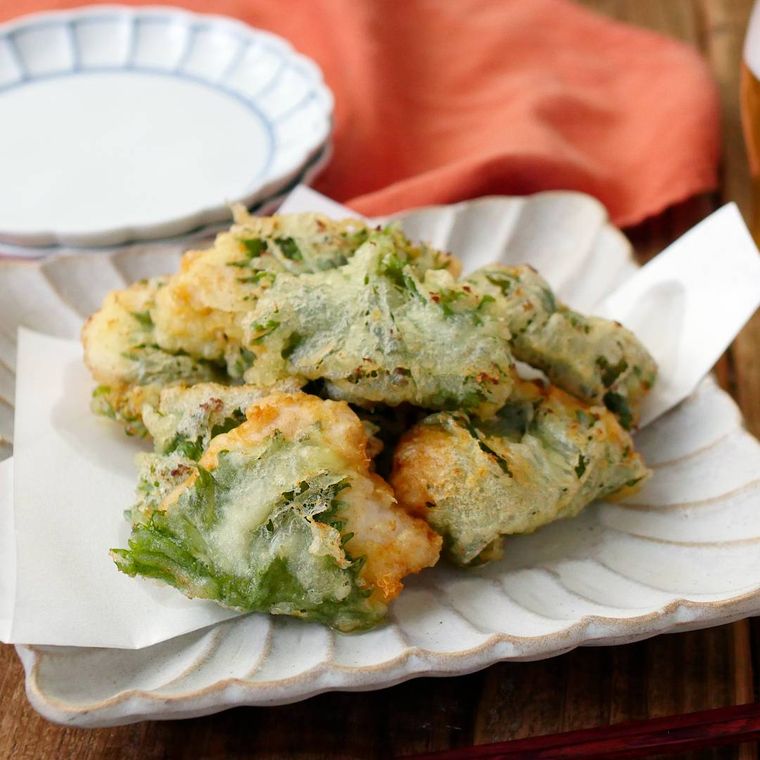 皿に盛られた大葉巻きチーズとり天