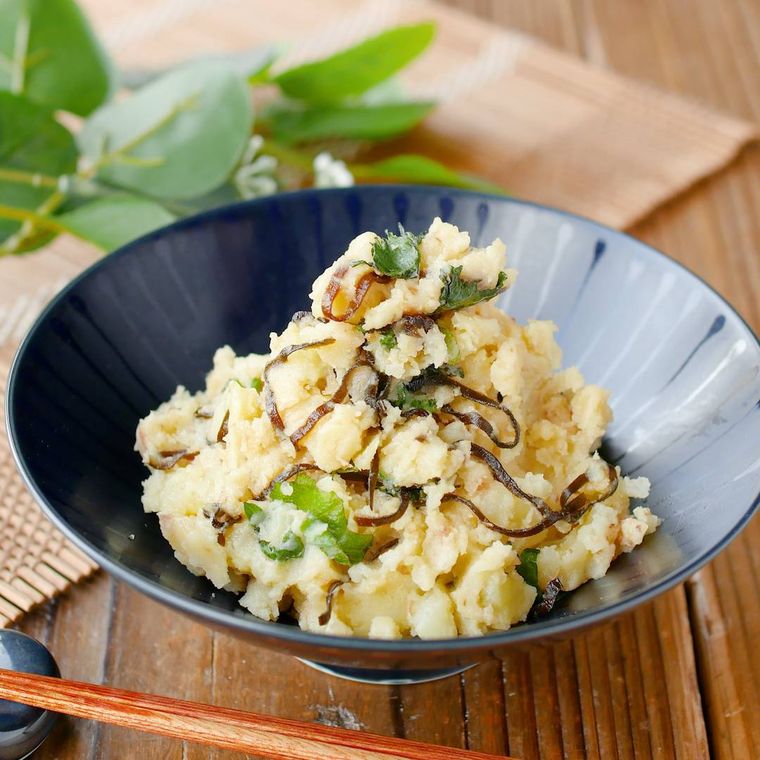 皿に盛られた塩こんぶと大葉の和風ポテトサラダ