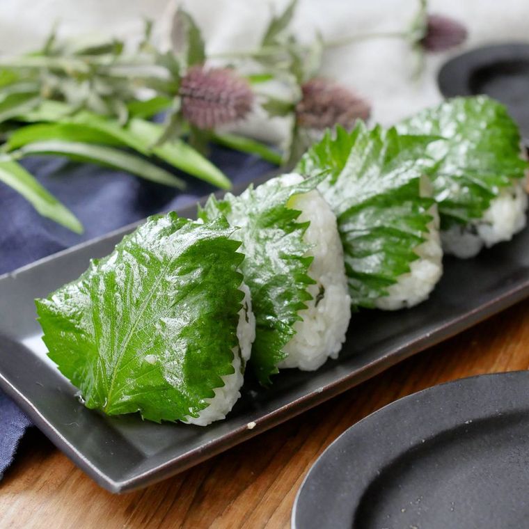 皿に盛られたごま油香るやみつき大葉おにぎり