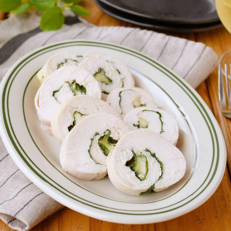 皿に盛られた鶏むね肉のチーズ大葉ロール