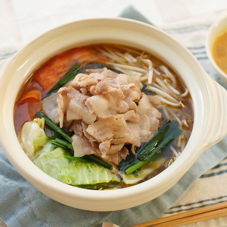 白い土鍋に入った無限中華鍋