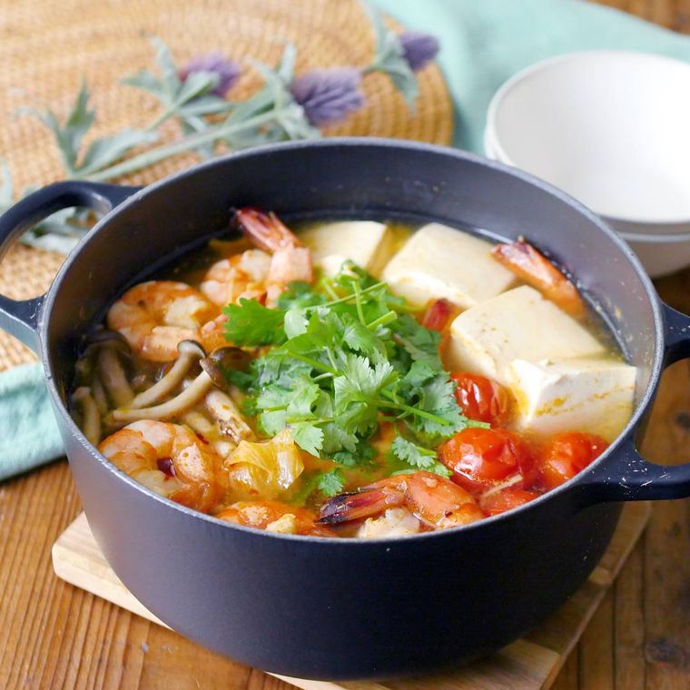 黒いお鍋に入ったトムヤムクン鍋
