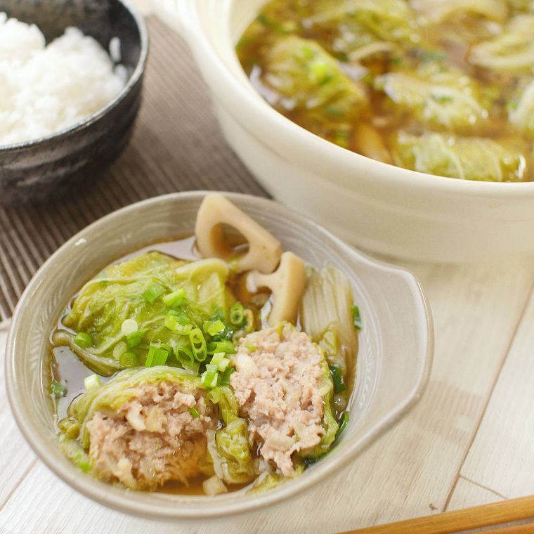 白い鍋に入った白菜の豚だんご鍋を小皿に取り分けたところ