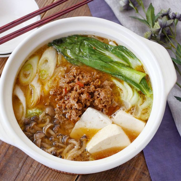 白い土鍋に入ったごま坦々鍋