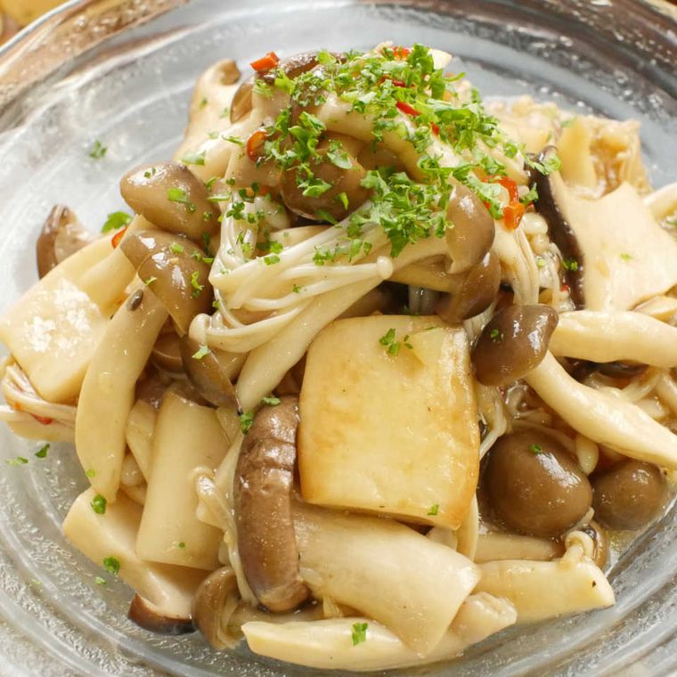 透明な皿に盛りつけられたきのこのバルサミコ風マリネ