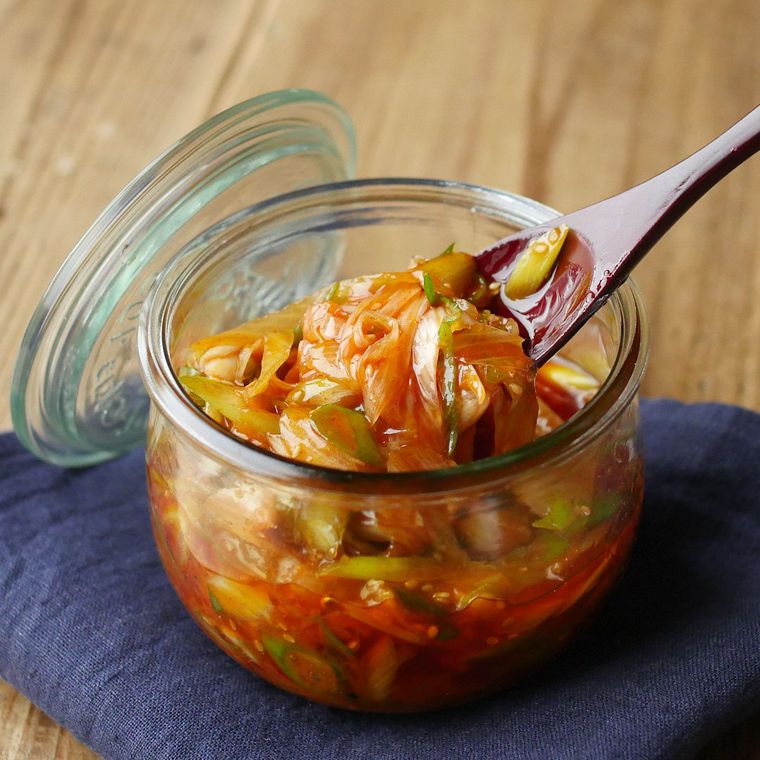 ピリ辛ねぎ塩だれをスプーンですくっている様子