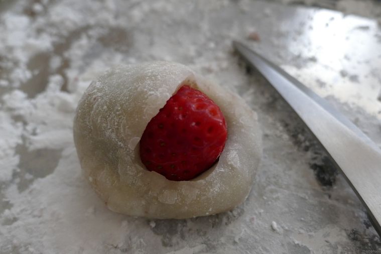 大福の切り込みにいちごを押し込んだ様子