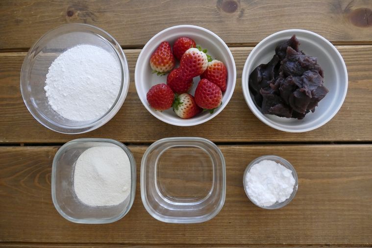 いちご大福の材料が並ぶ木製テーブル