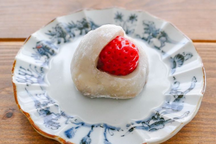 切り込みにいちごを押し込んだいちご大福がのっている小皿